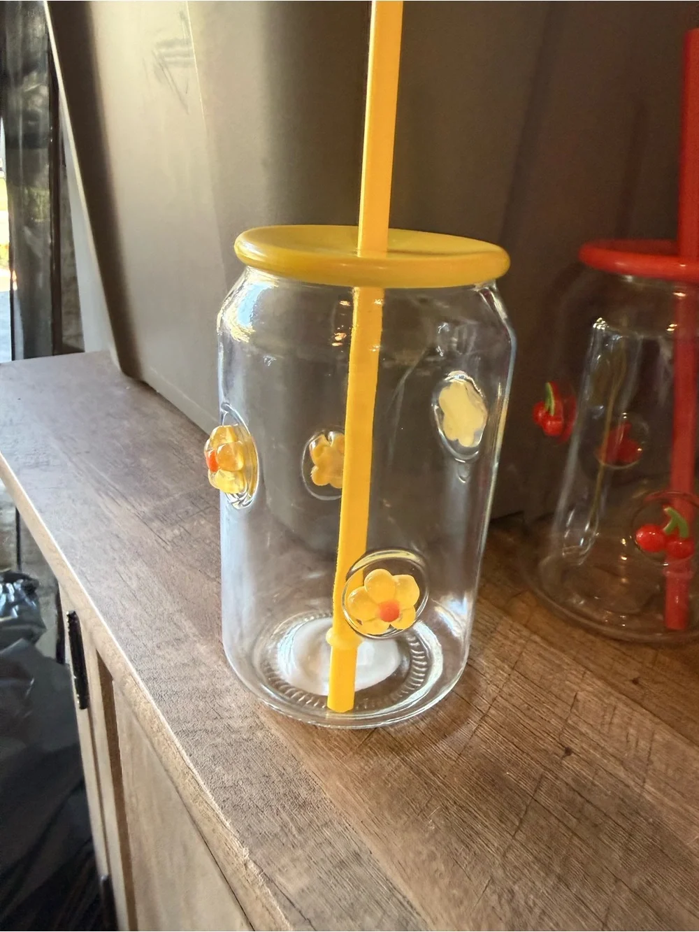 4 glass tumblers with lids and straw. Adorable